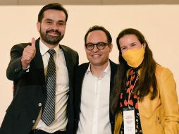 Clemente Castañeda, dirigente de MC, entre Jorge Álvarez Maynez y Mirza Flores. TWITTER/JonadabMartinez