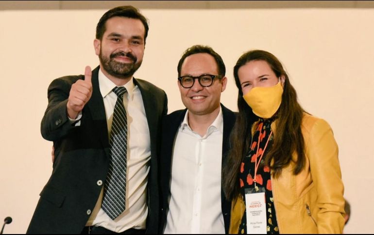 Clemente Castañeda, dirigente de MC, entre Jorge Álvarez Maynez y Mirza Flores. TWITTER/JonadabMartinez