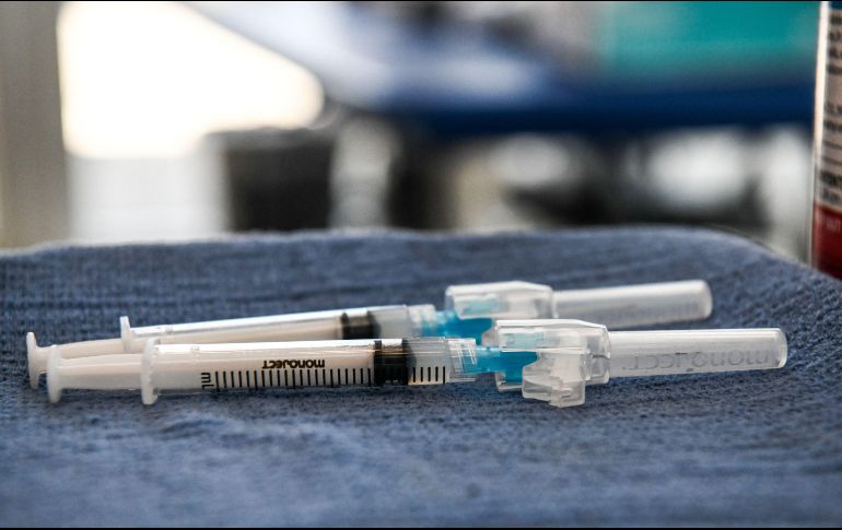 Autoridades dicen que las personas vacunadas contra el COVID-19 transmiten el virus aunque, al parecer, en un grado menor que las no inmunizadas. AFP / ARCHIVO