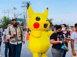 Las fotografías comenzaron a circular en redes sociales donde se puede ver a “Pikachu” haciendo fila. FACEBOOK / José Ramón Gómez Leal JR