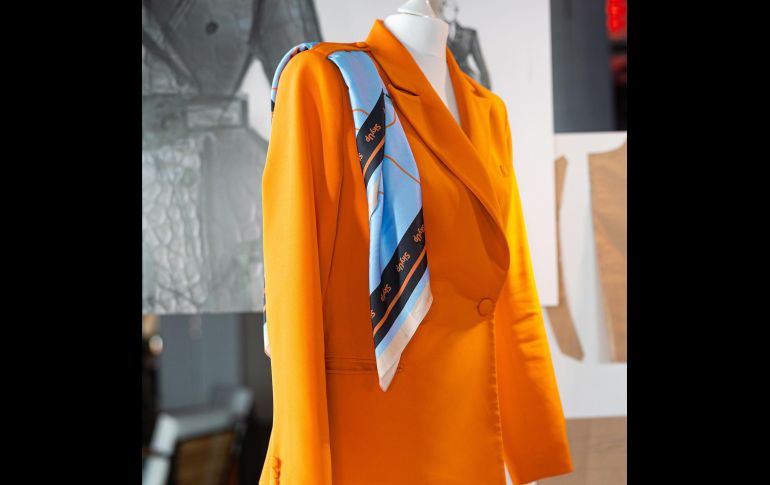 Este es el innovador uniforme que usarán las azafatas de la aerolínea. Facebook / SkyUp Airlines