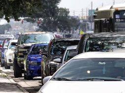 Largas filas de autos se observaban ayer en un sitio para pruebas de COVID-19 en modalidad drive in, en Orlando, Florida. AP/Orlando Sentinel/J. Burbank