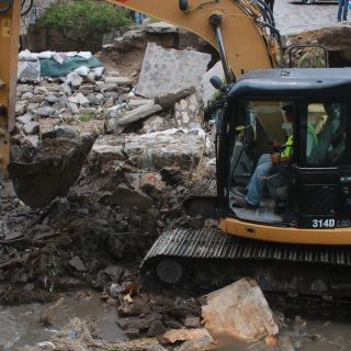 Comienzan a retirar construcciones irregulares de cauce federal en Zapopan