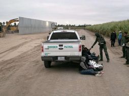 Las medidas texanas han incluido encarcelar a migrantes por delitos estatales y construir nuevas barreras. AFP/ARCHIVO