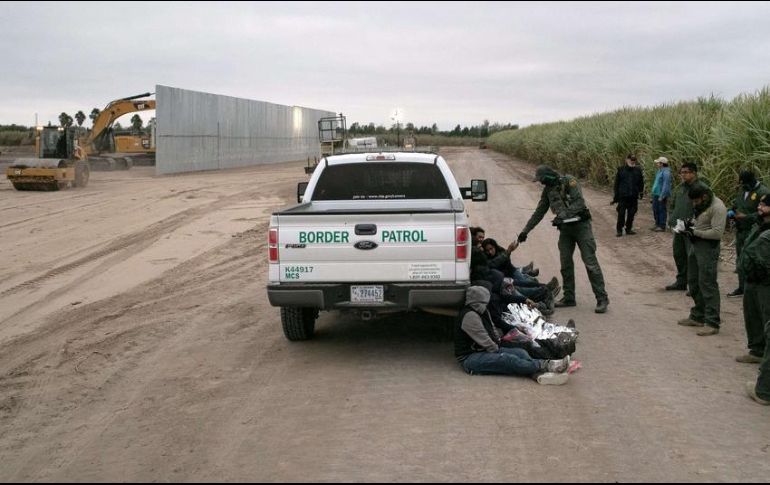 Las medidas texanas han incluido encarcelar a migrantes por delitos estatales y construir nuevas barreras. AFP/ARCHIVO