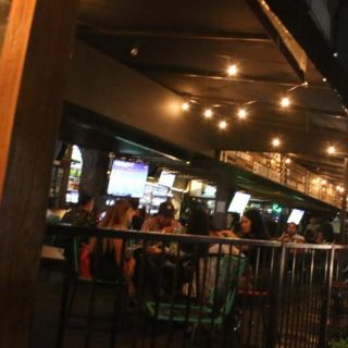 Pese a restricción, vida nocturna en Chapultepec mantiene aglomeración