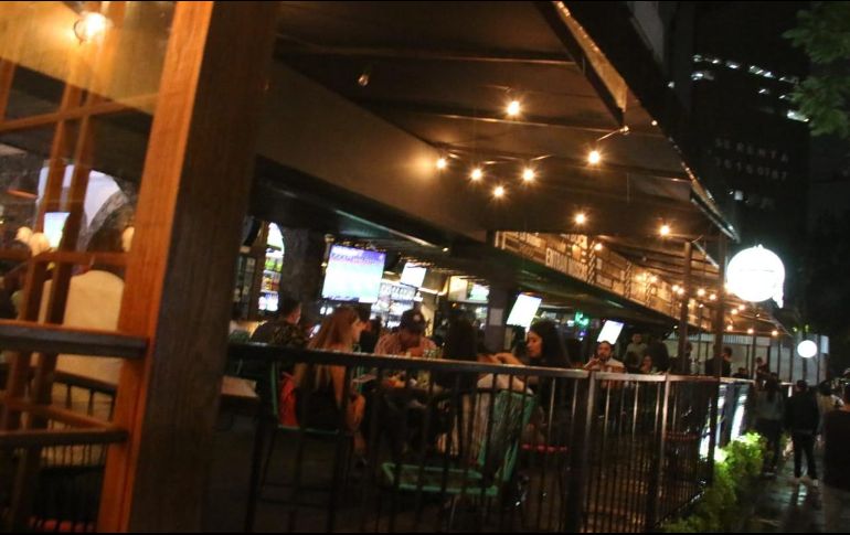 Jóvenes se aglutinan en los bares y calles aledañas. EL INFORMADOR/E. Gómez