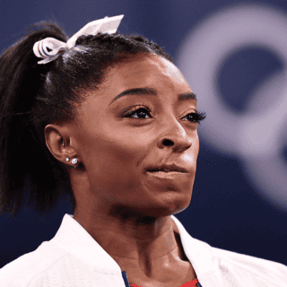 Simone Biles se retira de finales de salto y barras asimétricas