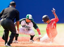 Tetsuto Yamada se roba la segunda base, defendida por Ramiro Peña. AP/M. Slocum