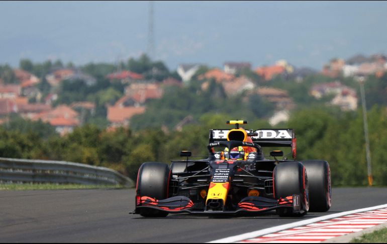 El piloto mexicano Sergio ''Checo'' Pérez largará cuarto en la parrilla de salida, al lado de su coequipero Max Verstappen, en el Gran Premio de Hungría a llevarse a cabo este domingo. AFP / F. Isza