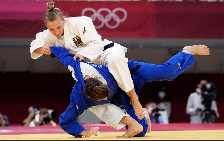 La judoca Martyna Trajdos (blanco) indicó que la imagen que circuló en redes sociales resultó chocante, pero se trató de un ritual que eligió ella misma para su entrenador. AP / V. Thian