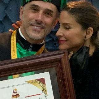 Sergio Mayer presume su Doctorado Honoris Causa