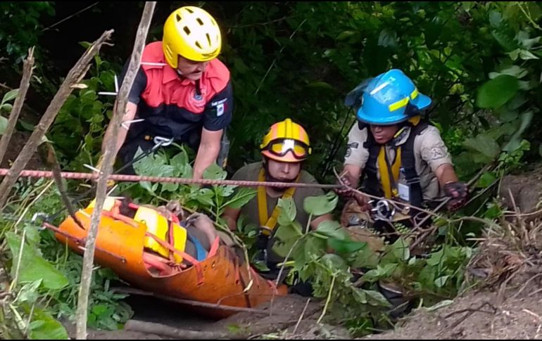 Al llegar, los bomberos encontraron en el fondo del barranco el vehículo pesado. ESPECIAL