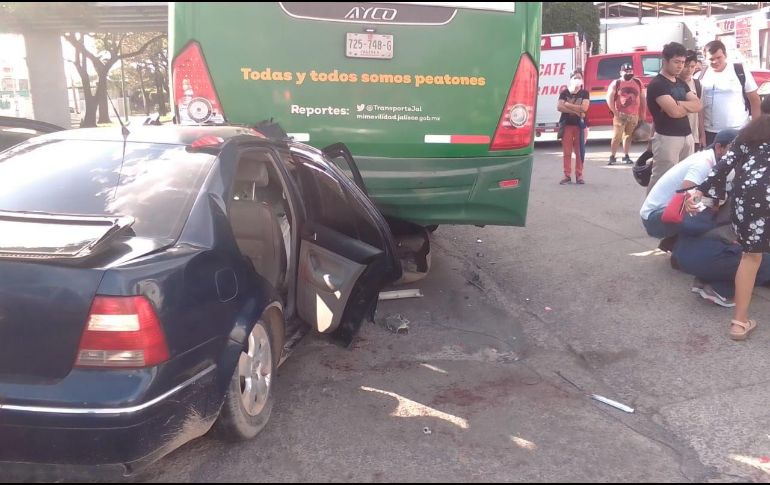 En el percance trabajaron en coordinación rescatistas y paramédicos de Guadalajara y Tlaquepaque. ESPECIAL
