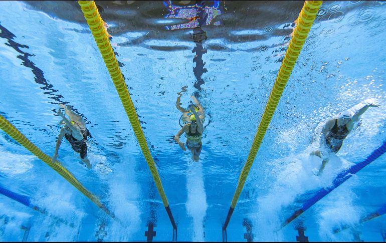 Emma McKeon adornó su victoria tras imponerse con un tiempo de 23.81 segundos, con un nuevo récord olímpico, el tercero que la oceánica bate en esta prueba en la capital japonesa. AFP