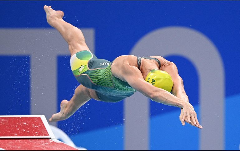 Emma McKeon adornó su victoria tras imponerse con un tiempo de 23.81 segundos, con un nuevo récord olímpico, el tercero que la oceánica bate en esta prueba en la capital japonesa. AFP