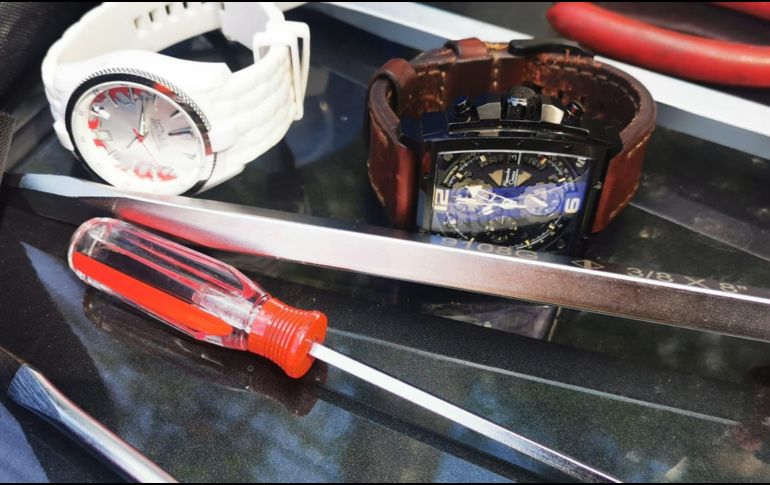 En el vehículo se encontraron varias herramientas, un chaleco reflejante y un casco de construcción. ESPECIAL