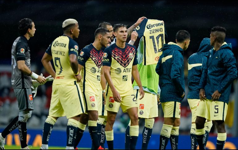 EL GESTO. Las Águilas mostraron una playera en memoria de 