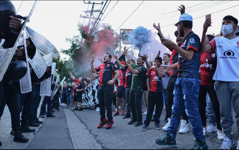 LA FIEL. La afición se dio cita minutos antes del encuentro para apoyar a los rojinegros. IMAGO7