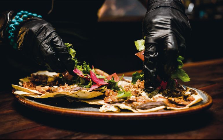 Tlayudas. Puedes pedirla de pulpo con chorizo o de arrachera. ESPECIAL