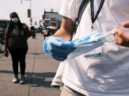 Cuanto mayor es la circulación comunitaria del virus, más probabilidades hay de que aumenten los casos entre los vacunados. AFP/S. Platt
