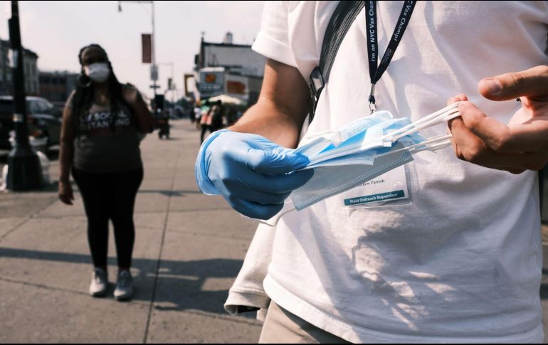 Cuanto mayor es la circulación comunitaria del virus, más probabilidades hay de que aumenten los casos entre los vacunados. AFP/S. Platt