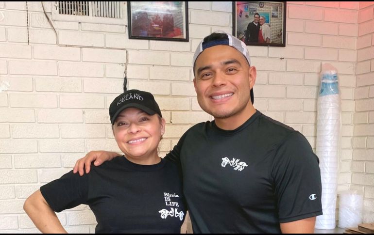 Los hermanos Andrés y Teresa Reyes son los guardianes de la receta familiar de “Birriería Ocotlán”. ESPECIAL