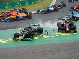 La carrera fue detenida durante algunos minutos debido a los numerosos restos presentes en el trazado. AP / D. Bandic