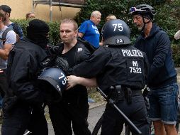 Policías arrestan a un hombre durante una protesta contra las medidas sanitarias en Berlín, Alemania. AFP/P. Zinken