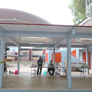 Casillas de consulta popular en CDMX lucen vacías; restaurantes, con filas