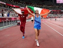 Los dos amigos se miraron, se estrecharon la mano y celebraron juntos el triunfo. AFP