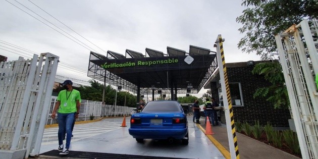 Verificaci&oacute;n vehicular: Llega primero "para cumplir con su responsabilidad como ciudadano"