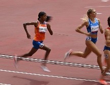 Sifan Hassan (i) se levantó tras la caída y comenzó a rebasar a las demás competidoras en la carrera eliminatoria de 1,500 metros en Tokio, Japón. AFP/I. Fassbender