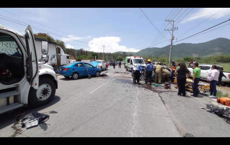 Se registró derrame de aceite y combustible, así como partes sólidas de ambos vehículos sueltas; los bomberos se encargaron de sanear la vialidad. ESPECIAL