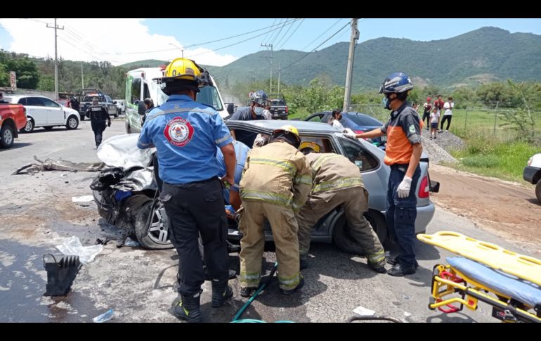 Se registró derrame de aceite y combustible, así como partes sólidas de ambos vehículos sueltas; los bomberos se encargaron de sanear la vialidad. ESPECIAL