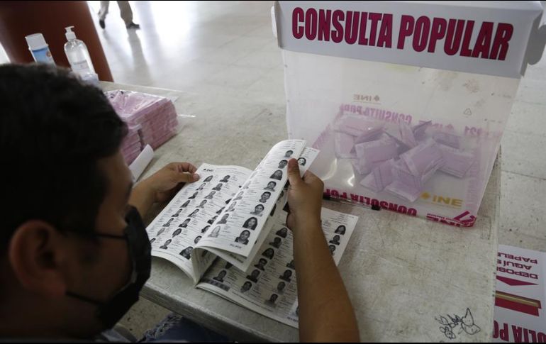 Lorenzo Córdova aseguró que el INE logró realizar la primera consulta popular hecha con todas las de la ley y de la Constitución. EFE/F. Guasco