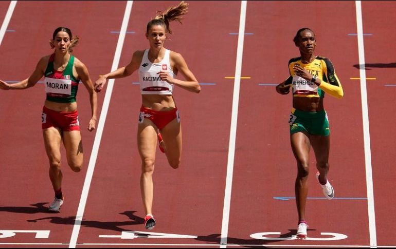 La jalisciense terminó en el tercer lugar, superada por la polaca Natalia Kaczmarek (51.06) y la jamaiquina Stephenie McPherson (50.89). AP/C. Riedel