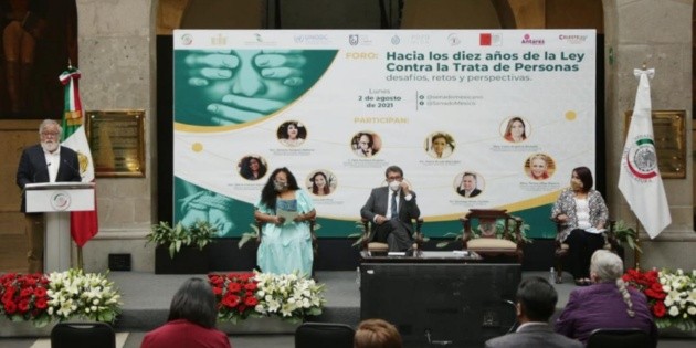 Encinas reclama en p&uacute;blico a Monreal excluir los desafueros