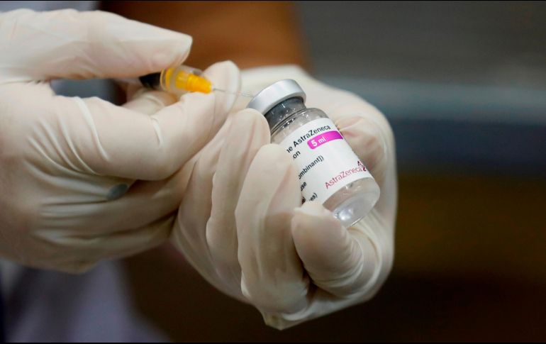 El Presidente López Obrador destaca la importancia de que toda la población se vacune contra el nuevo coronavirus. EFE / L. T. Linh