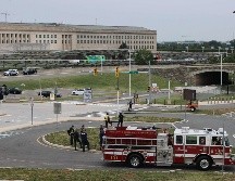 Personal de emergencias en la zona donde se registró el tiroteo, una parada de autobús cerca de la entrada del Pentágono en Arlington, Virginia. AFP/C. Somodevilla
