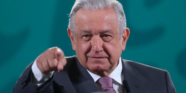 AMLO: Normalistas saldr&aacute;n con plazas de maestros al terminar estudios