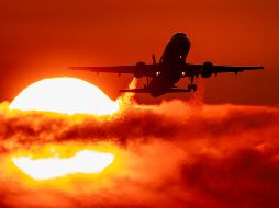 Según una encuesta realizada por dos sindicatos de aerolíneas con casi 5 mil asistentes de vuelo, el 85% de ellos tuvo que lidiar con pasajeros problemáticos en 2021. AP/ARCHIVO