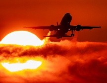 Según una encuesta realizada por dos sindicatos de aerolíneas con casi 5 mil asistentes de vuelo, el 85% de ellos tuvo que lidiar con pasajeros problemáticos en 2021. AP/ARCHIVO