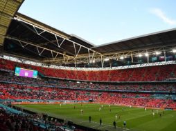 Seguidores que no contaban con boleto entraron por la fuerza al estadio de Wembley. ARCHIVO