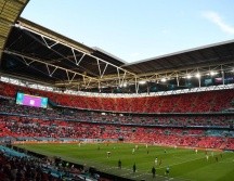 Seguidores que no contaban con boleto entraron por la fuerza al estadio de Wembley. ARCHIVO