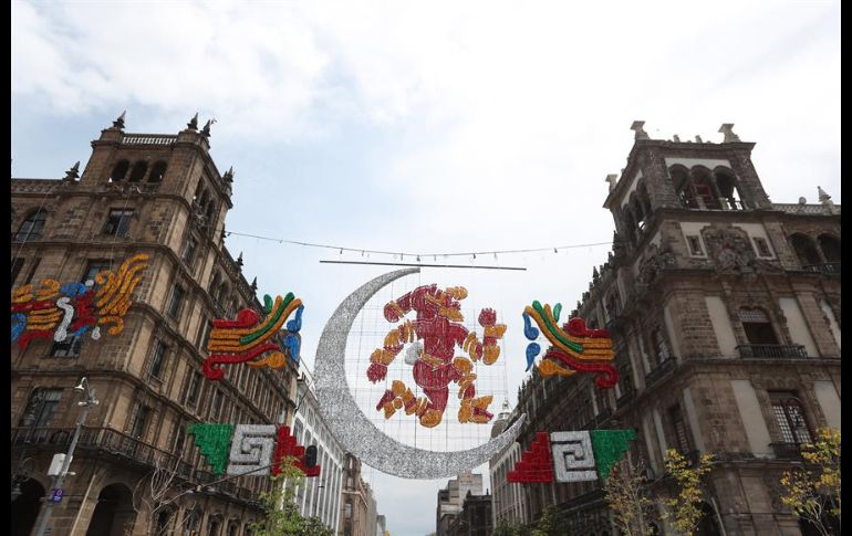 Trabajadores de la Dirección General de Servicios Urbanos instalaron las imágenes este martes. EFE/M. Guzmán