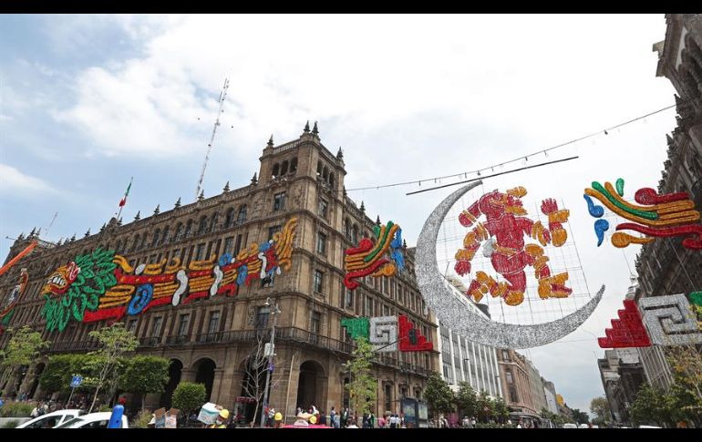 Trabajadores de la Dirección General de Servicios Urbanos instalaron las imágenes este martes. EFE/M. Guzmán