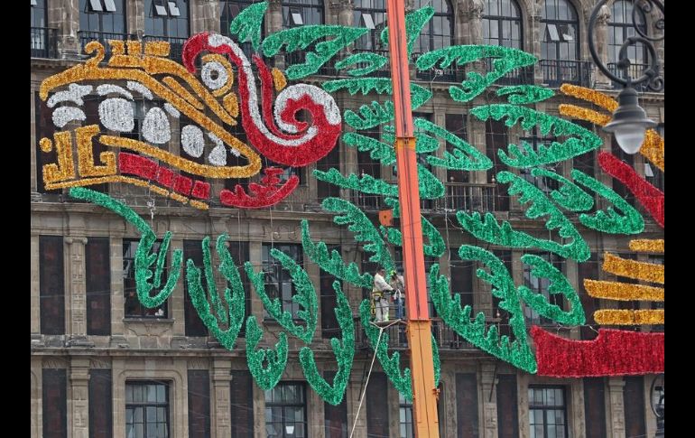 Trabajadores de la Dirección General de Servicios Urbanos instalaron las imágenes este martes. EFE/M. Guzmán