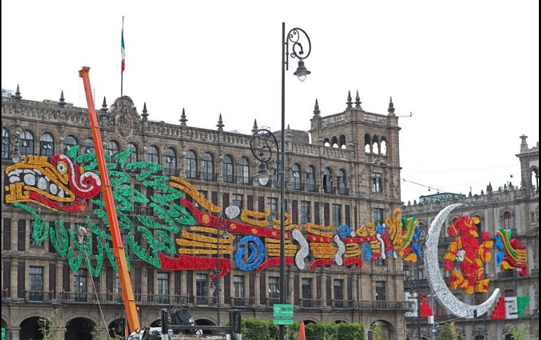 Trabajadores de la Dirección General de Servicios Urbanos instalaron las imágenes este martes. EFE/M. Guzmán