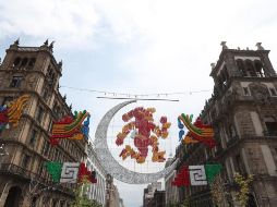Trabajadores de la Dirección General de Servicios Urbanos instalaron las imágenes este martes. EFE/M. Guzmán